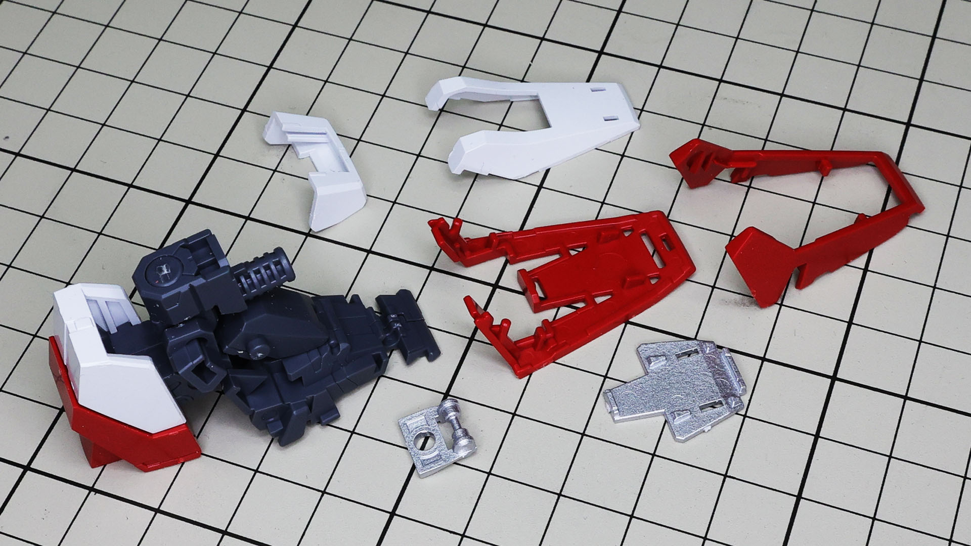 つま先側にはディテールパーツを盛り込むなど華やかな印象