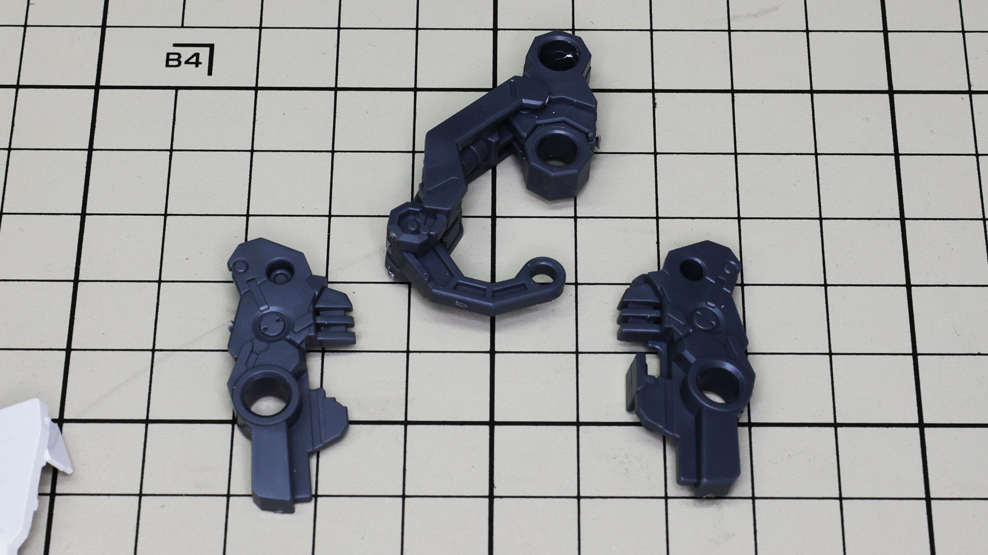 膝裏の角ばったフレームと中央に走るパイプを関節アームとしています