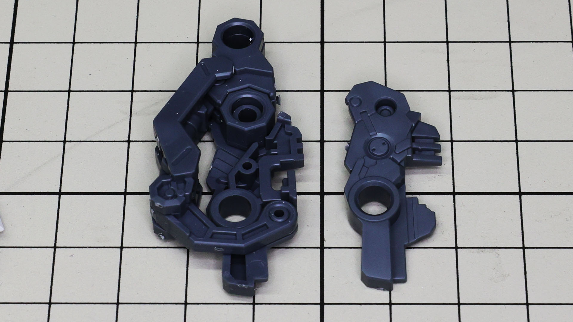 モビルスーツ時の伸びた膝関節