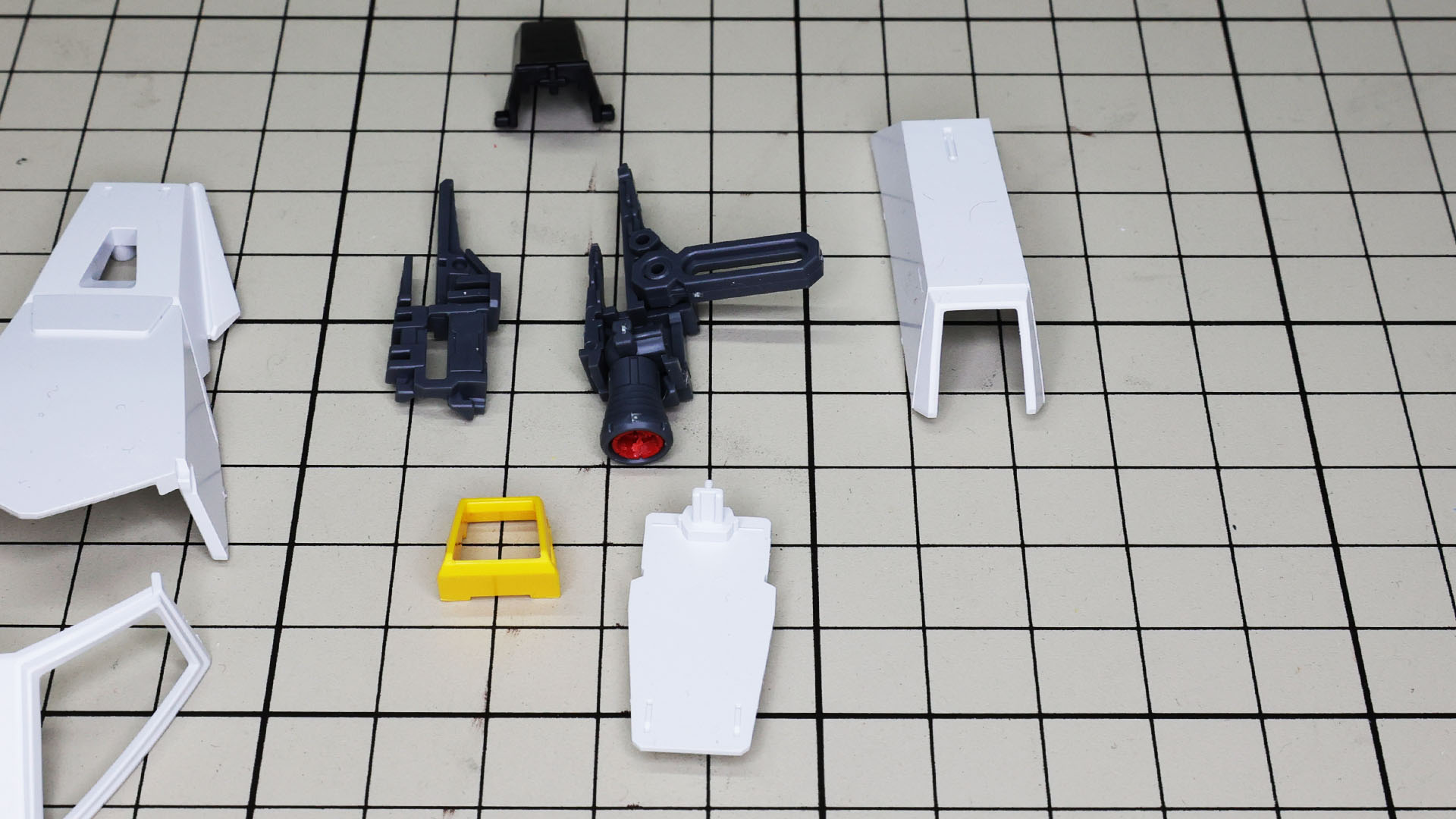 ここにも小さいバーニアノズルがあり、黄色のディテールパーツで囲います