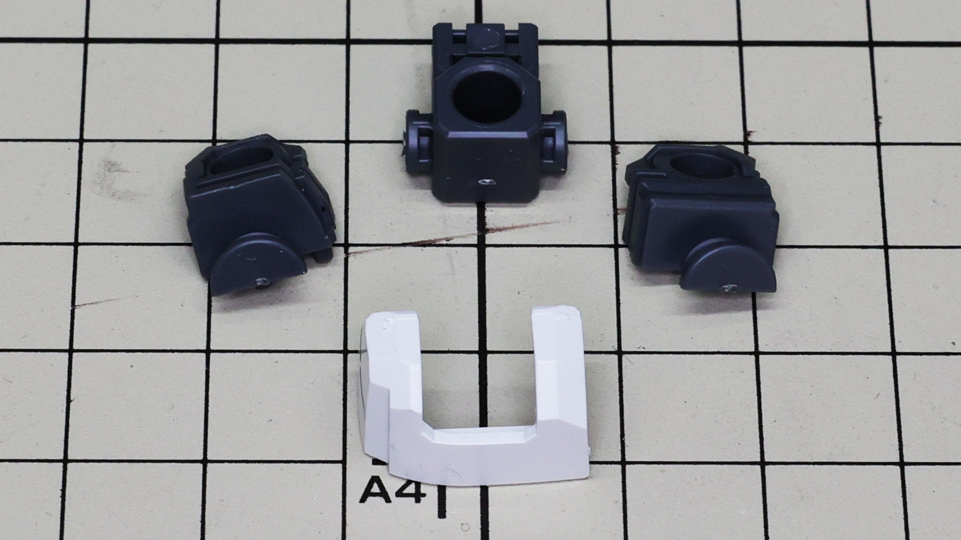 股関節接続部は少ないパーツで質実剛健な印象