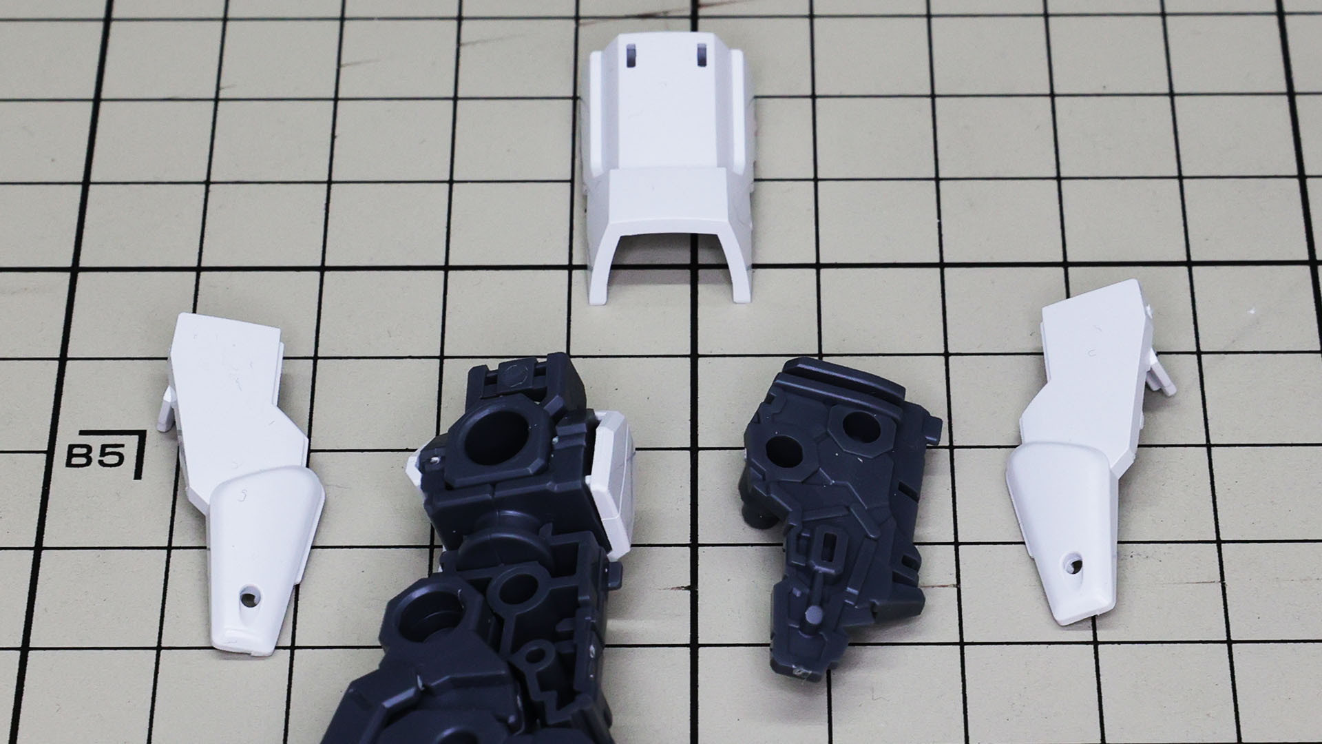 大腿部の装甲を組み付けます