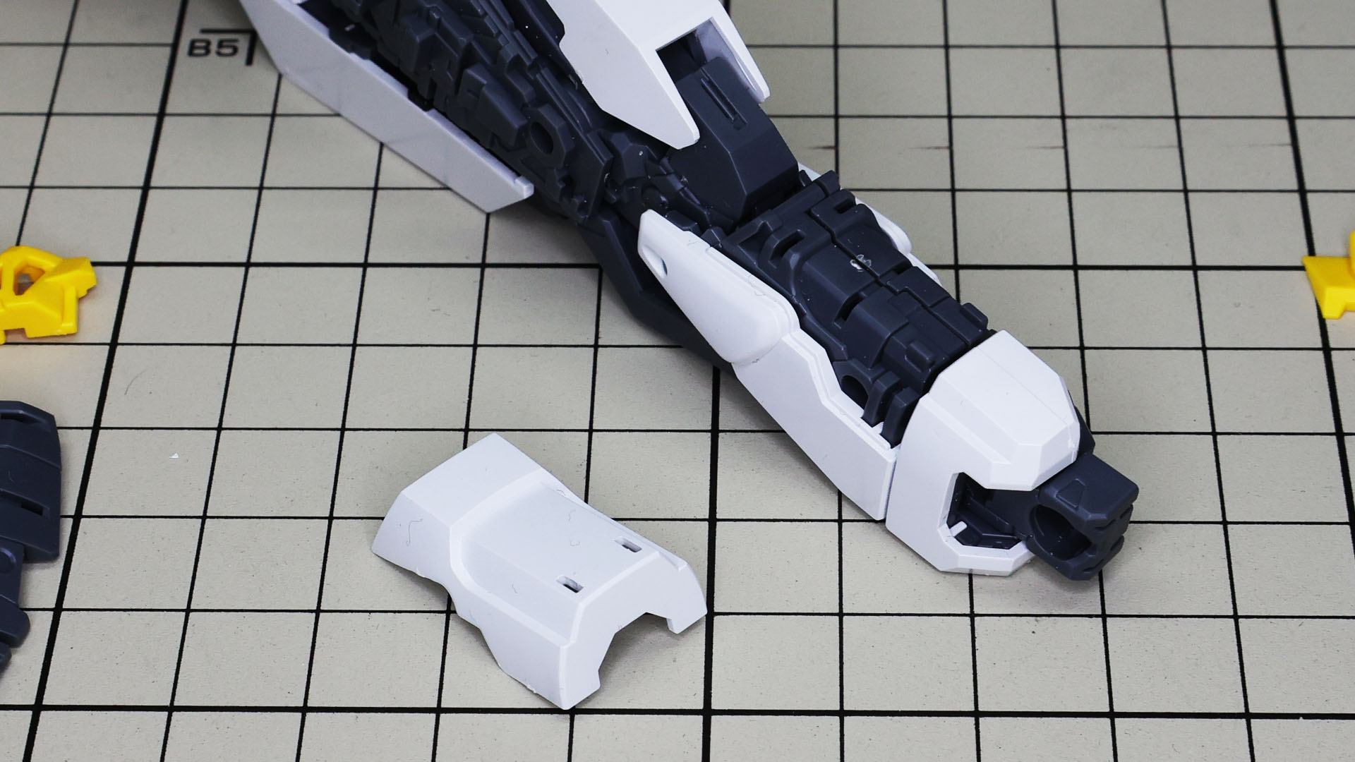 左右から先に組付け、最後に前から組付けます