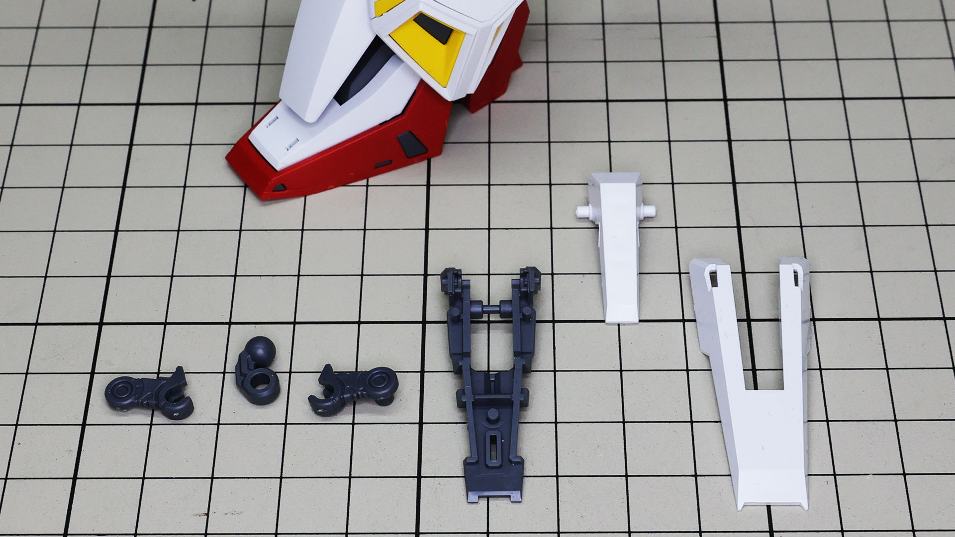 腰部サイドアーマーは裏側と接続部がフレーム的なデザインとなっています