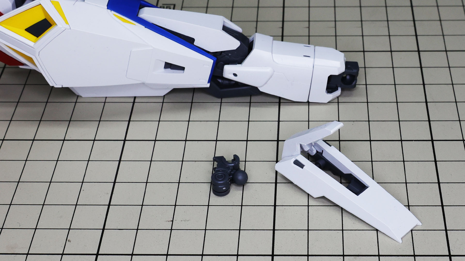 サイドアーマーには後程ビーム・サーベルが収納されますのでこのまま組んでいきます