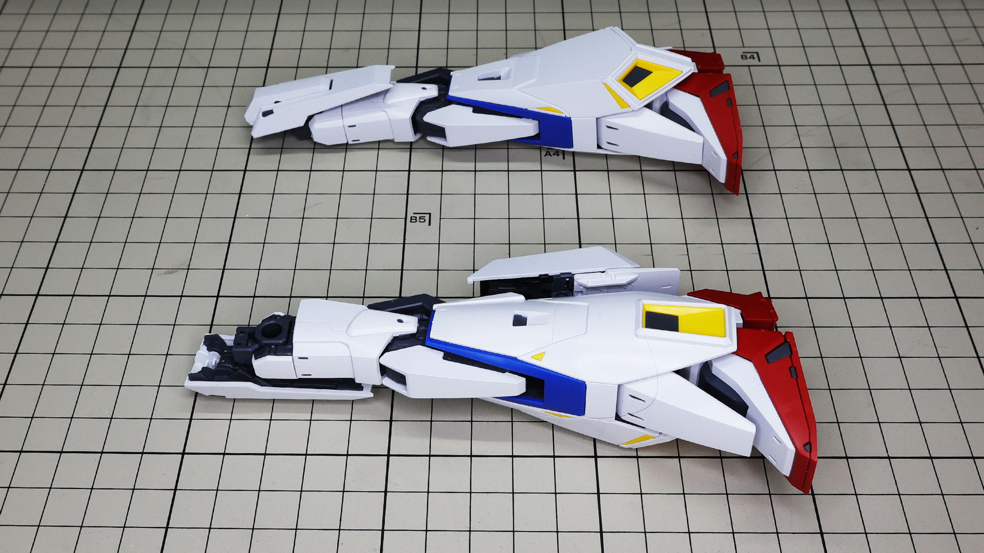 まず膝アーマーを上にあげ、ふくらはぎバーニアを持ち上げます