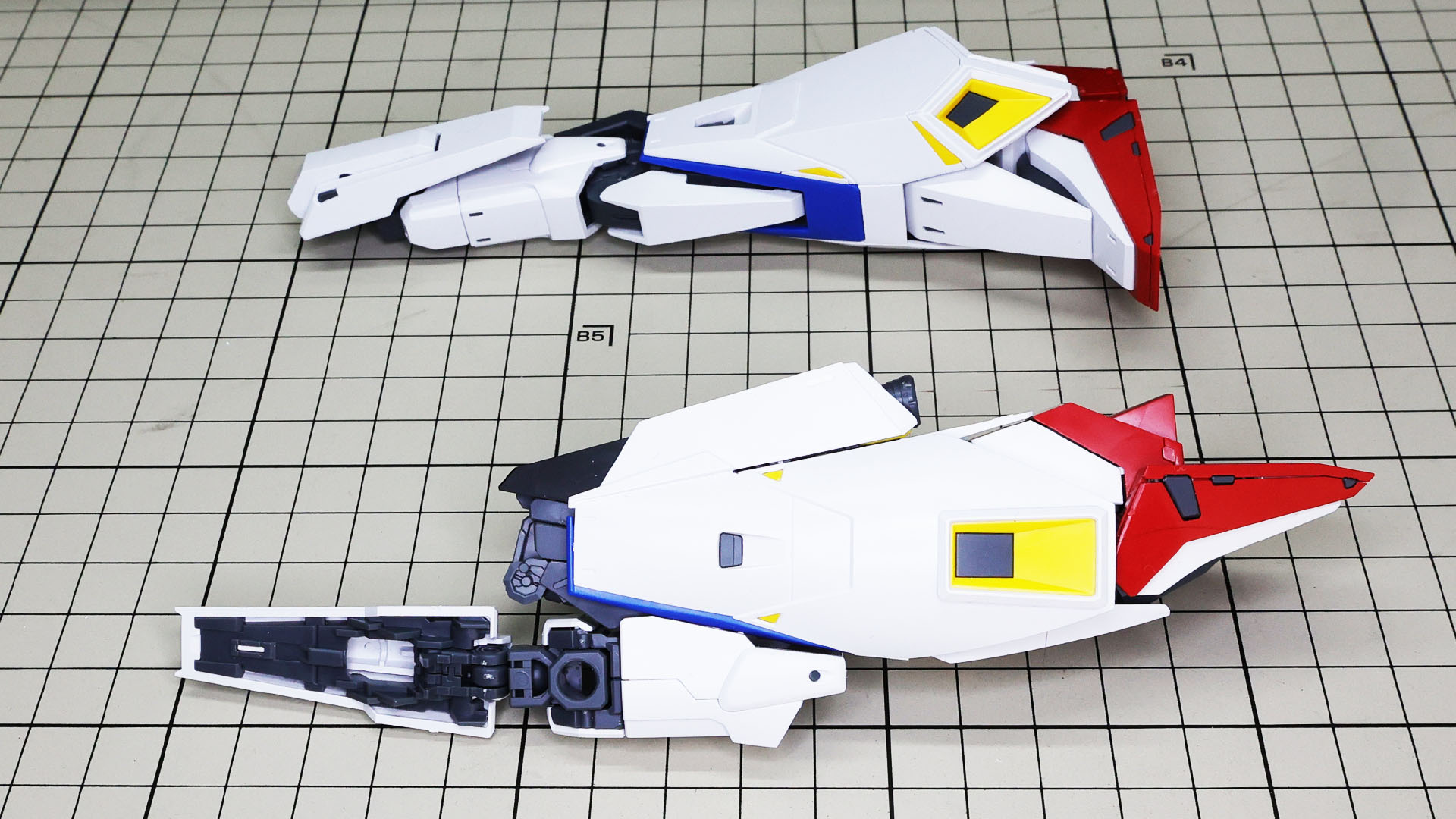 ふくらはぎバーニアを押し込み、カバーすると共に、ソールを収納します