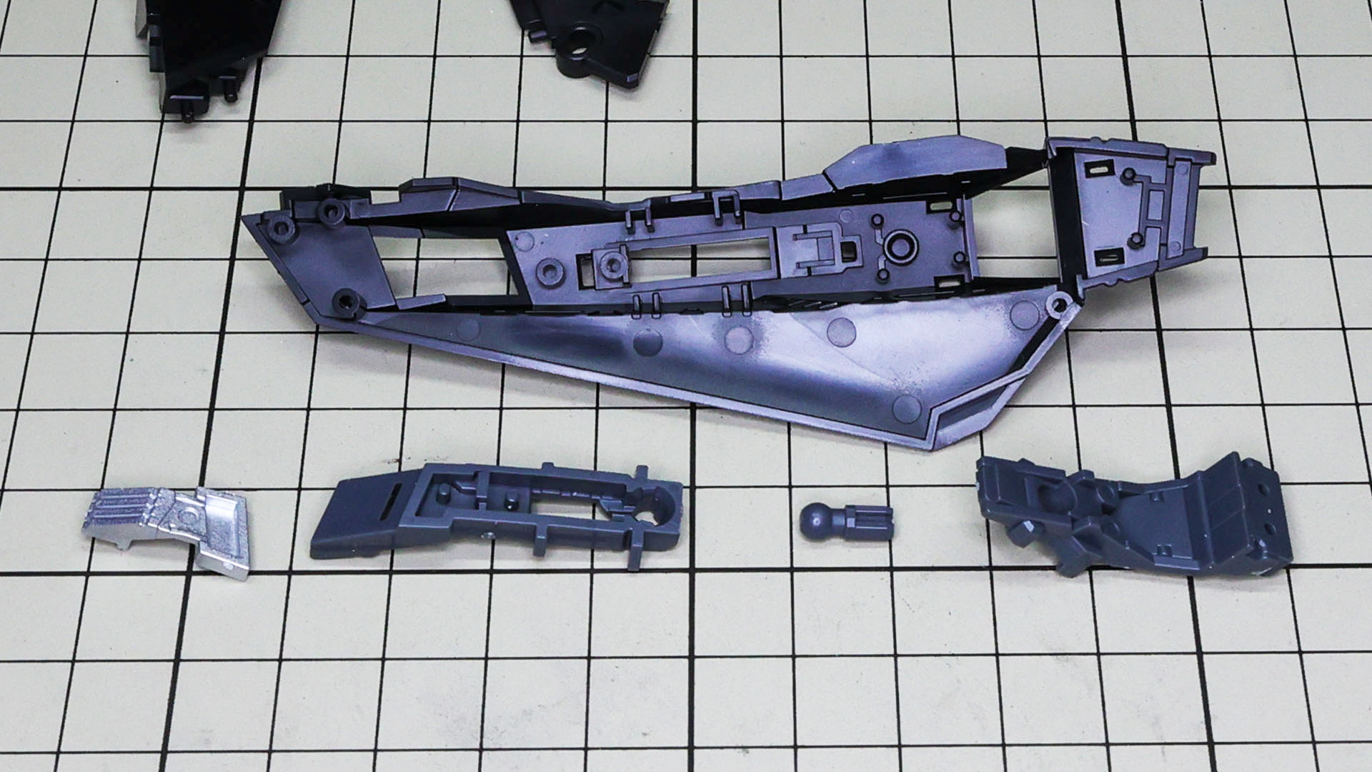 フライング・アーマー本体裏からディテールパーツを組み込みます