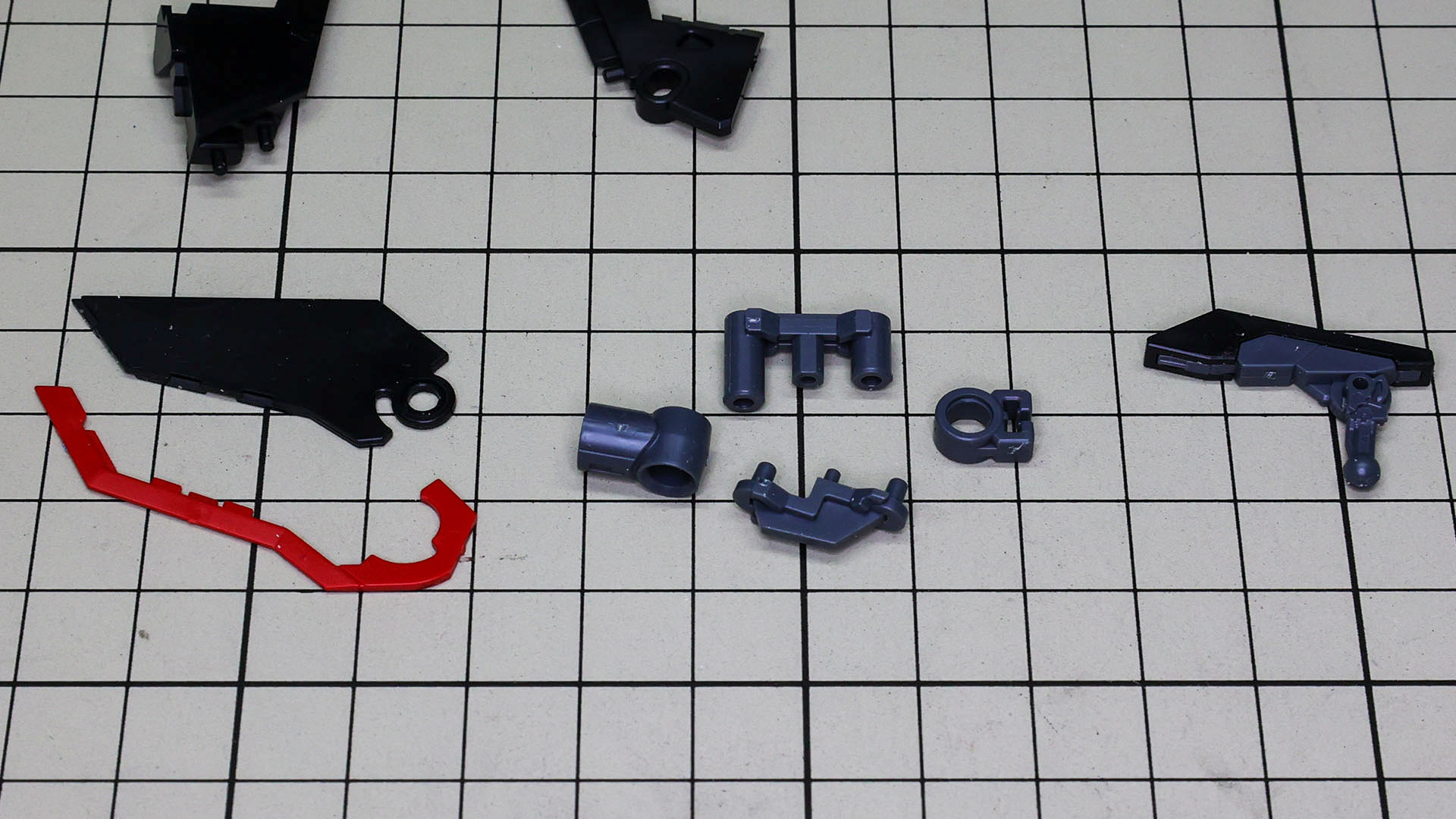 左から可変ウイング、中央が本体との接続アーム、右がランディング・ギアです