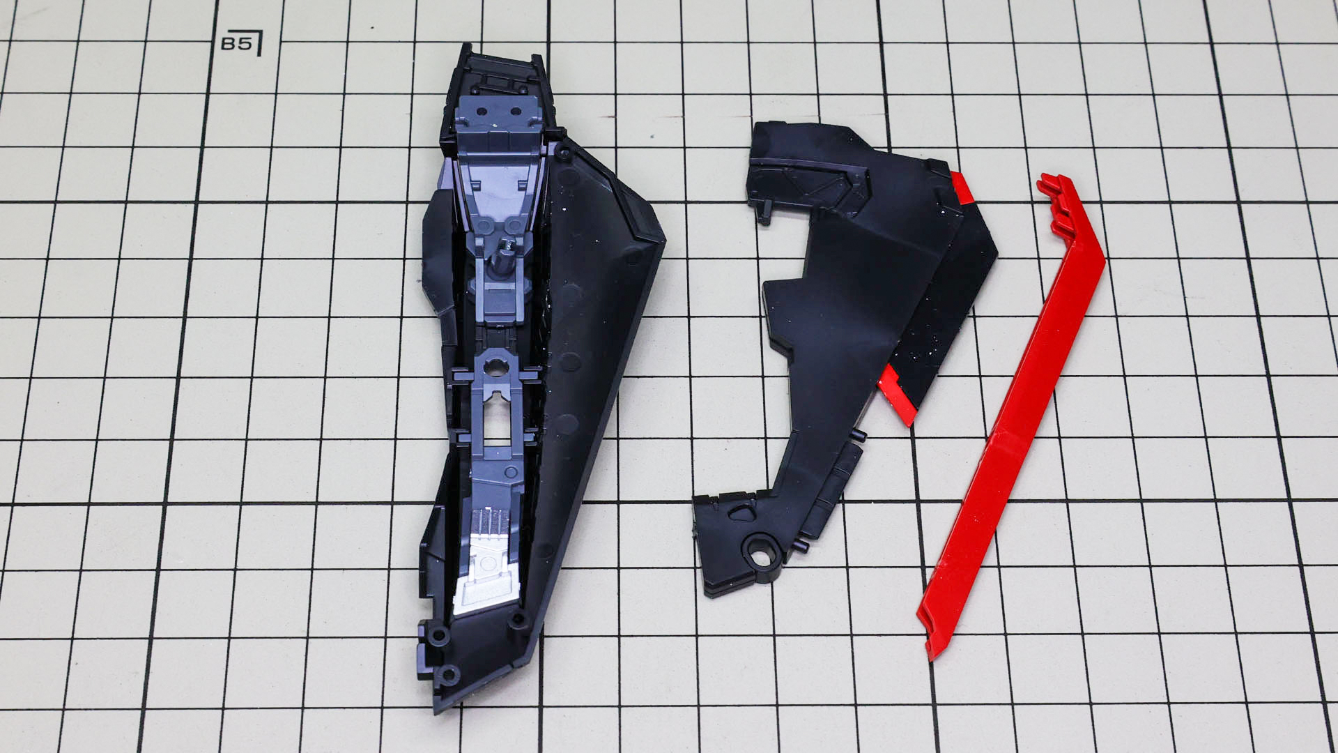 可動ウイングをフライング・アーマー本体に組み込みます