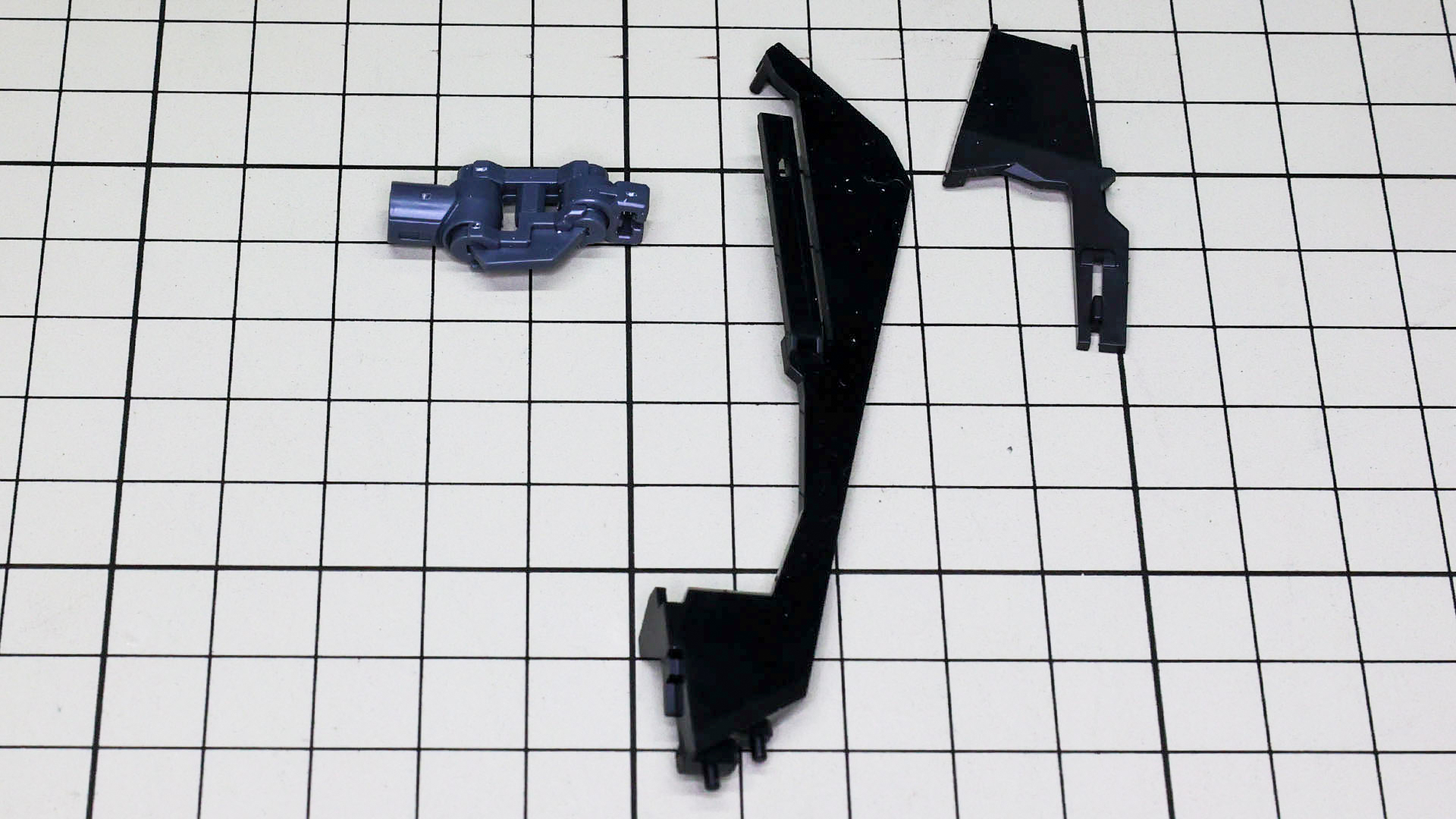 本体との接続アームはレールに組み込まれます。この段階ではレールが細くぶらぶらするので注意が必要です