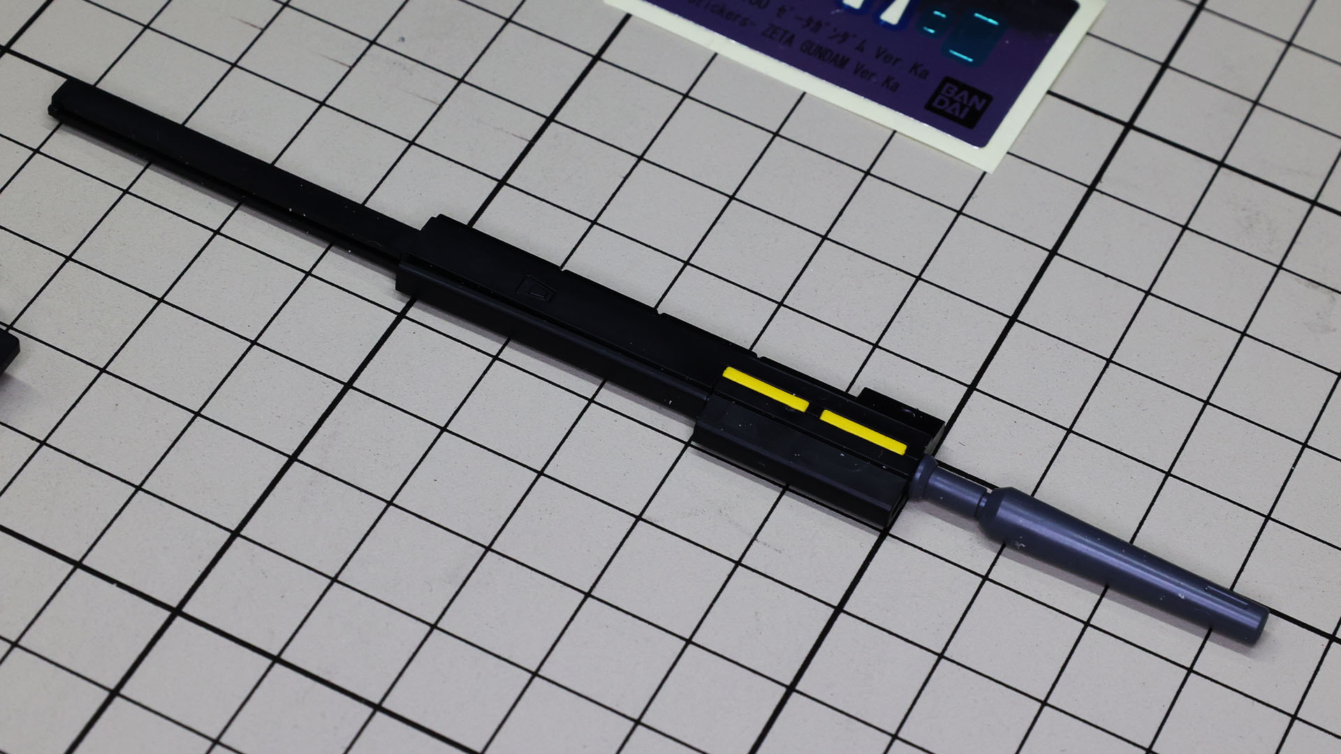 ライフル本体もディテールパーツと共にグリップや接続コネクター、銃身を組み込んでいきます