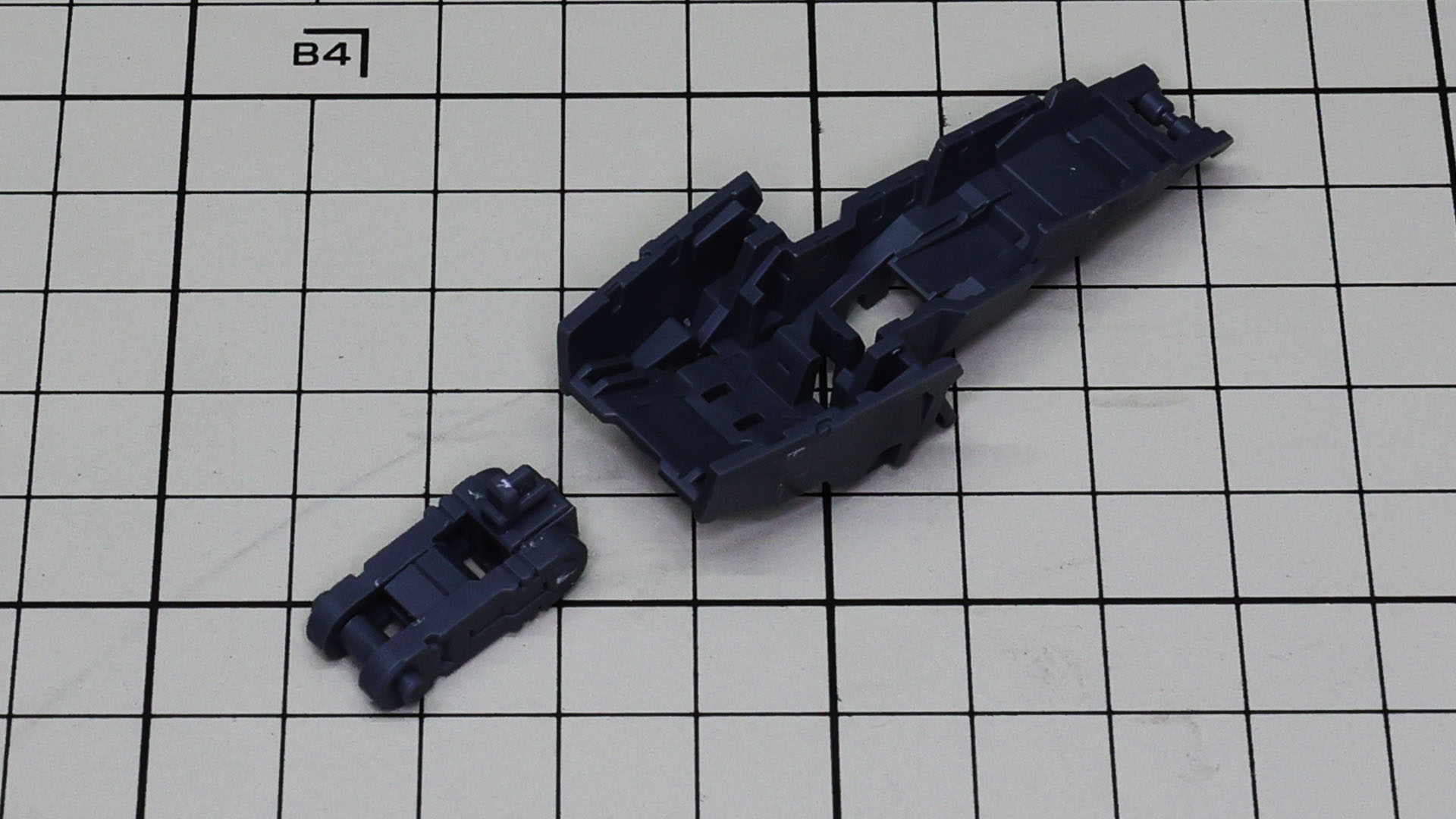腕部との接続部をシールドのフレームに組付けます