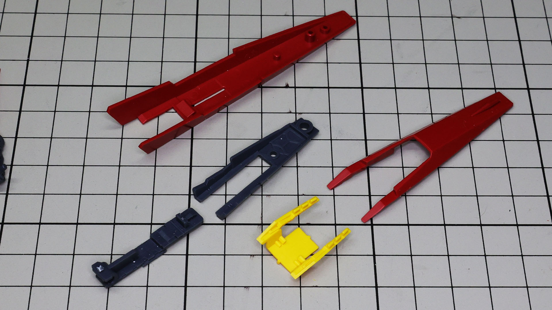 シールド上部の赤い部分を組み上げます。黄色のディテールパーツがあります