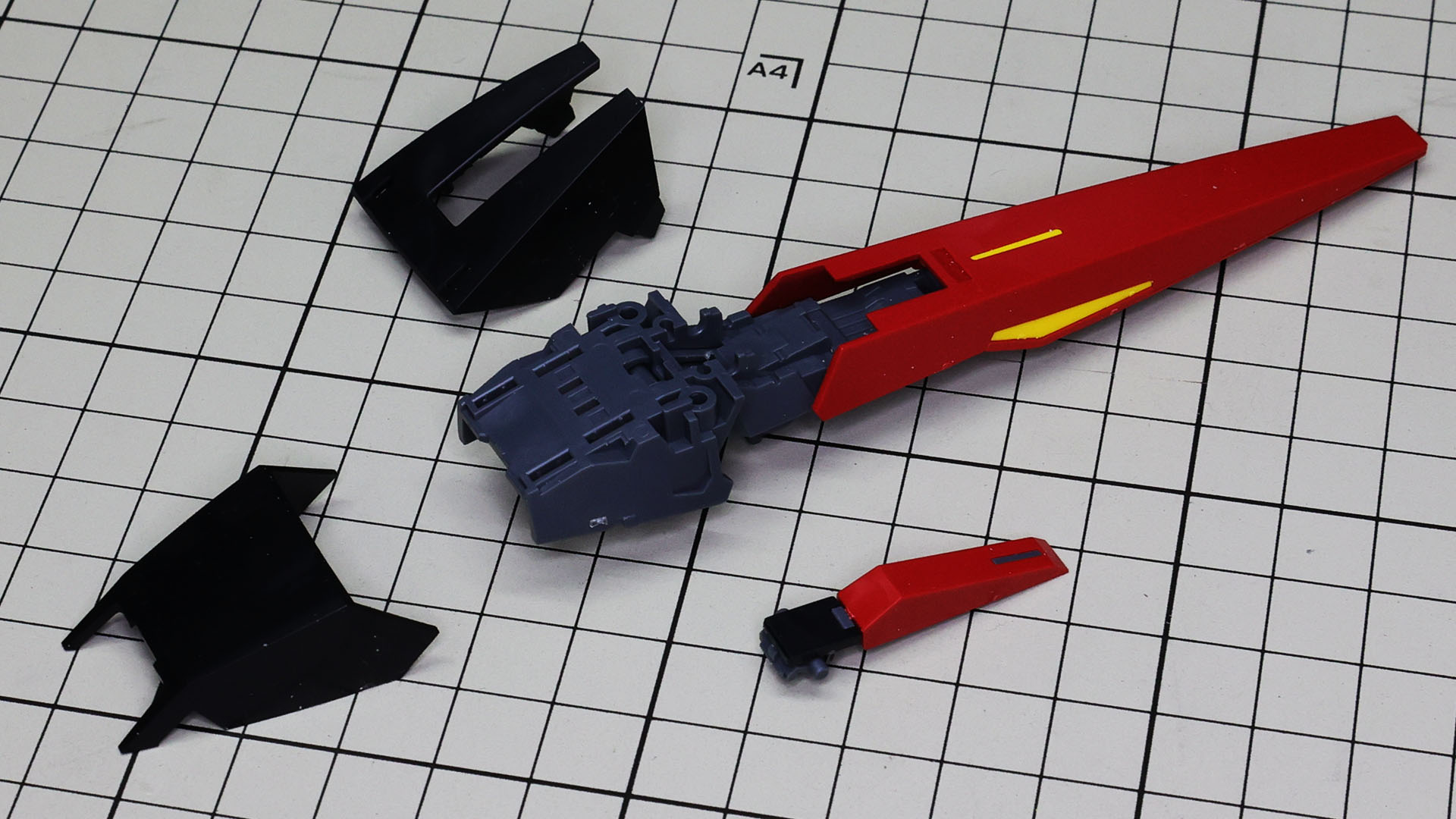 シールド下部の黒いパーツとランディング・ギアを組み込みます