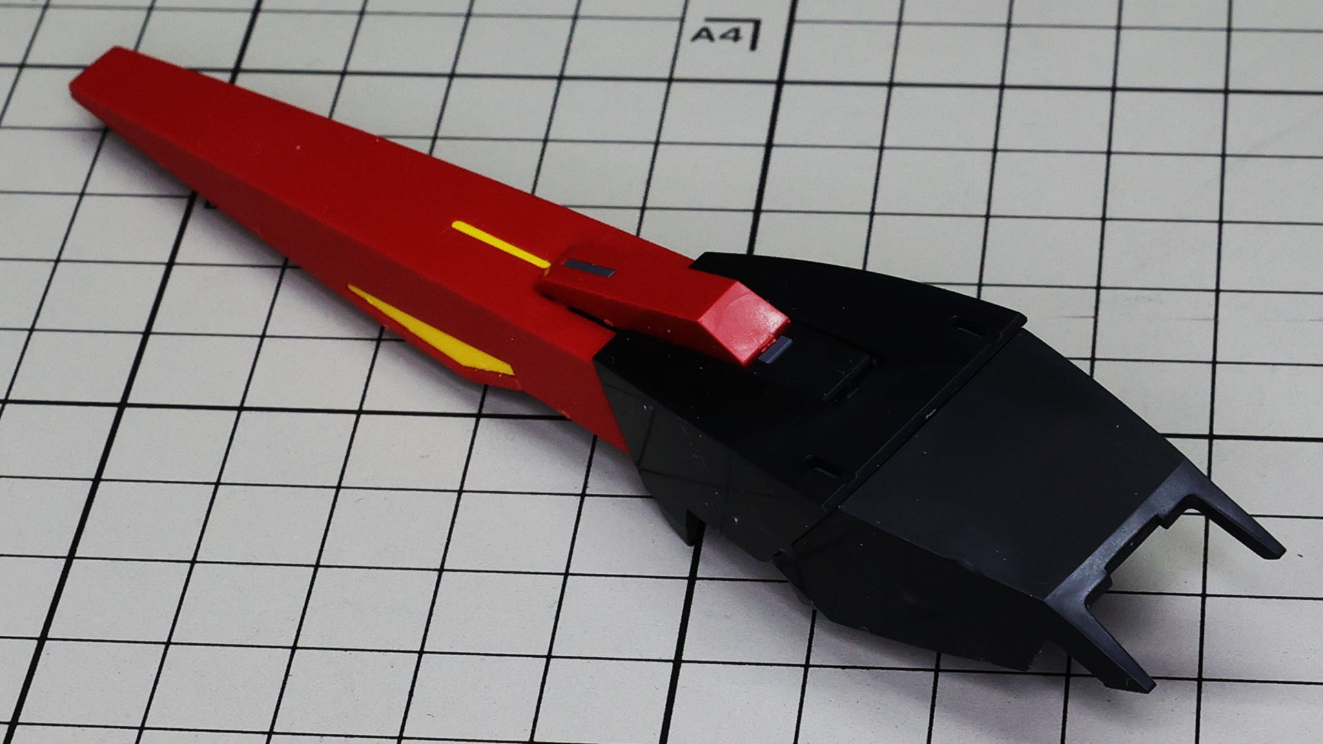 シールド下端にも黄色のディテールパーツを配置します