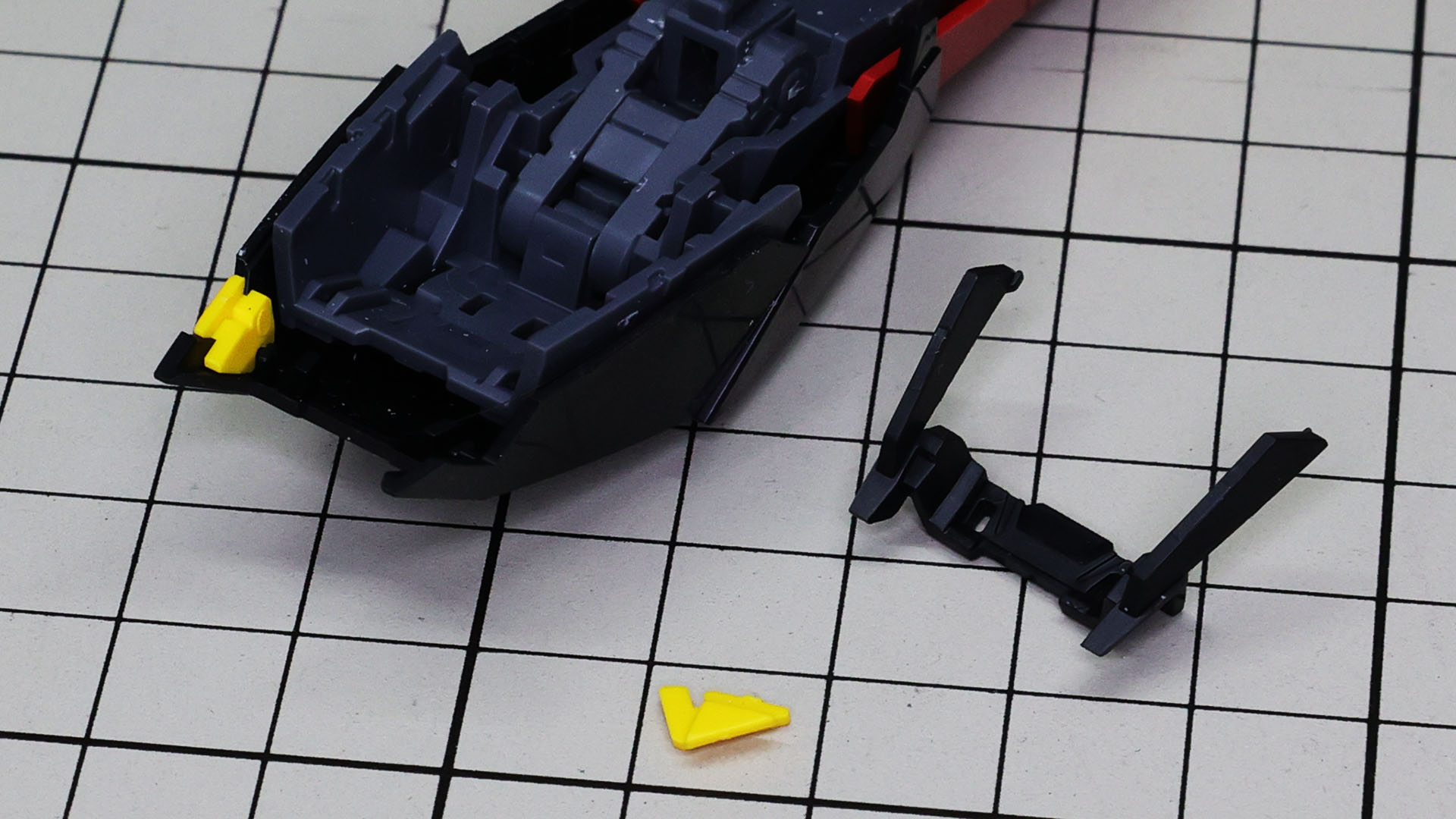 小さいパーツなので慎重に組み込み、フタで封じます