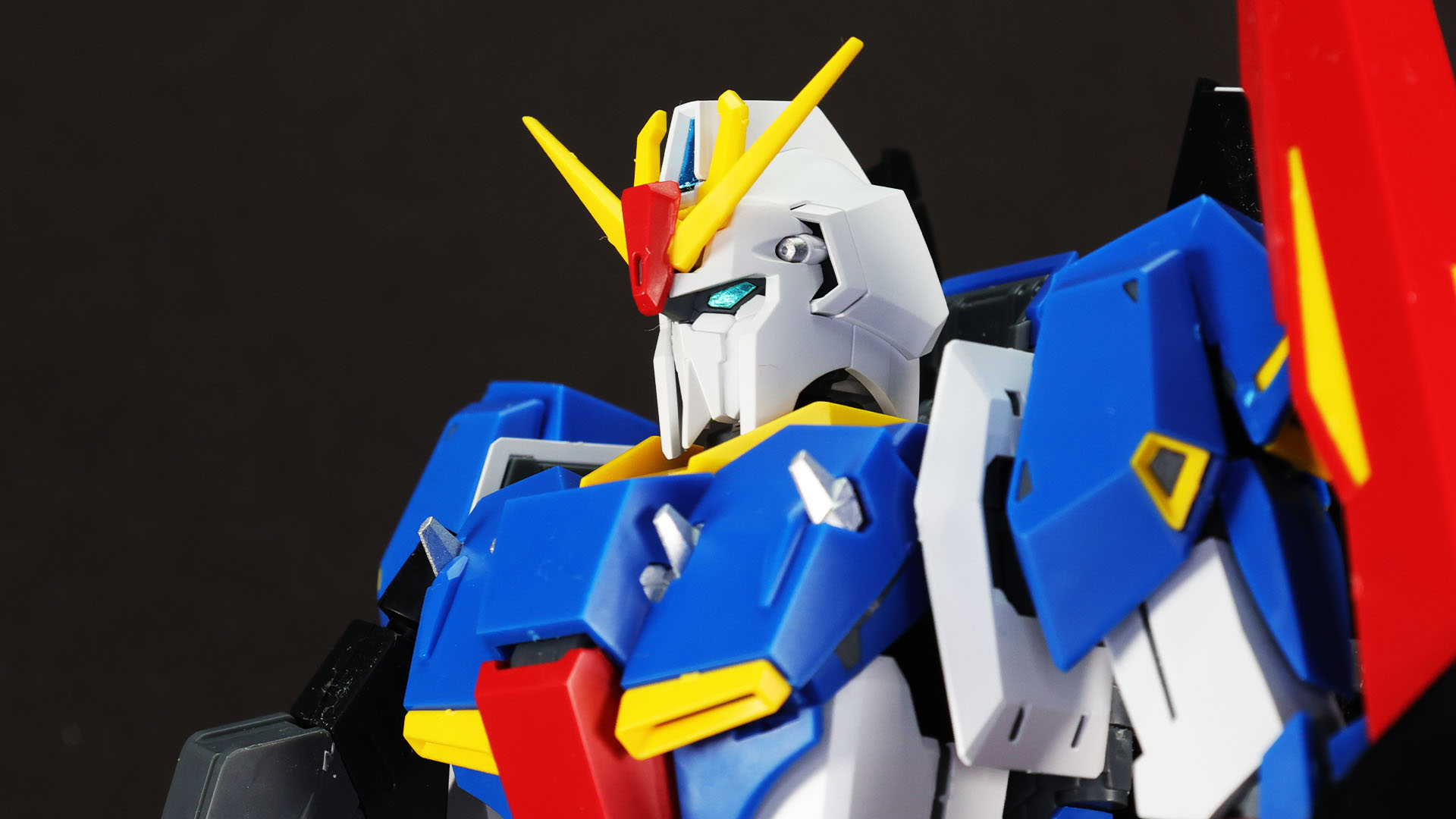 端正な横顔と胸部装甲に突き出たアンテナ状のパーツが目を引く