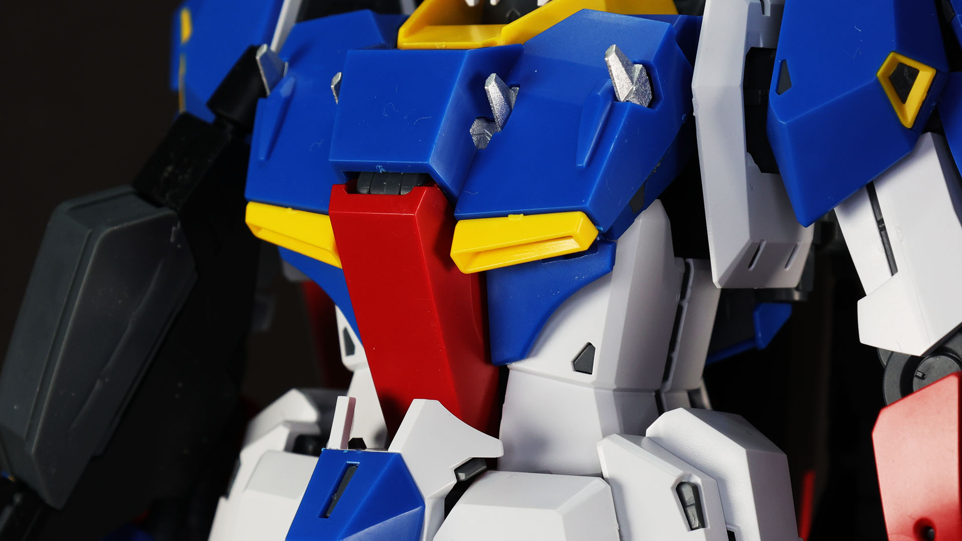 胸部ダクト下のフィン上パーツはアニメ設定どおりに下へ向かせることが可能