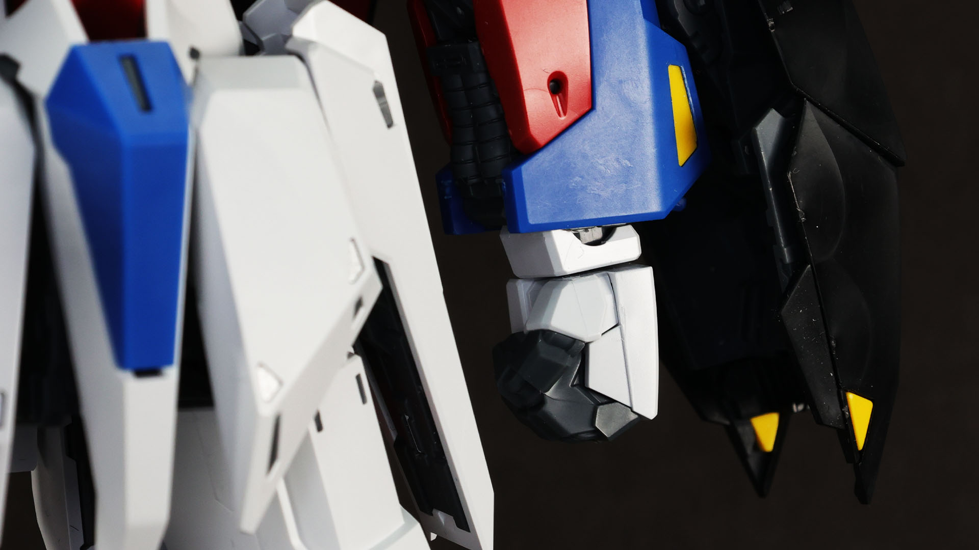 ハンドパーツは無理に可動指にしなかったことが好印象になりました