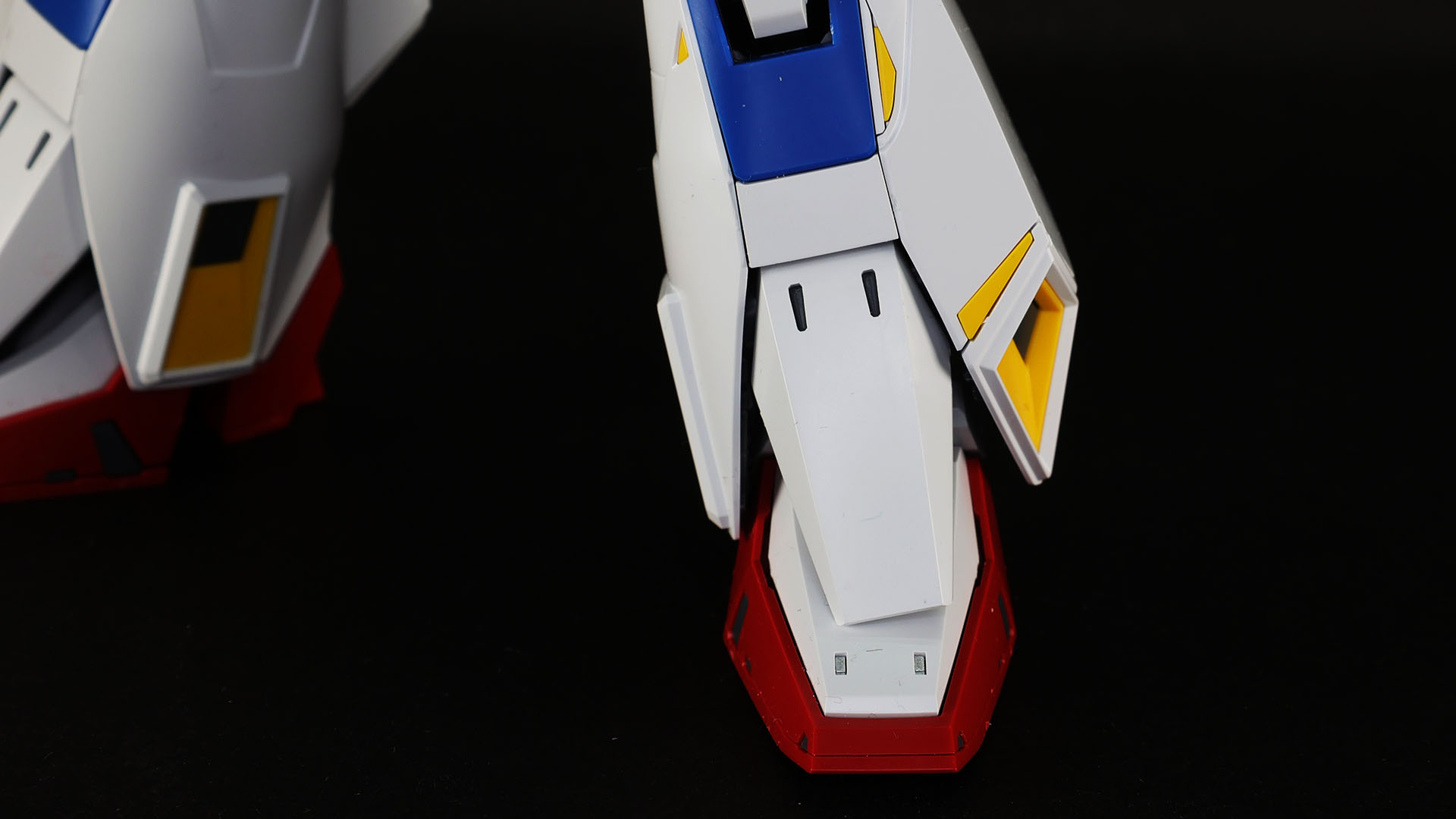 各所に配置されたカラーモールドによるディテールは全て別パーツで実現