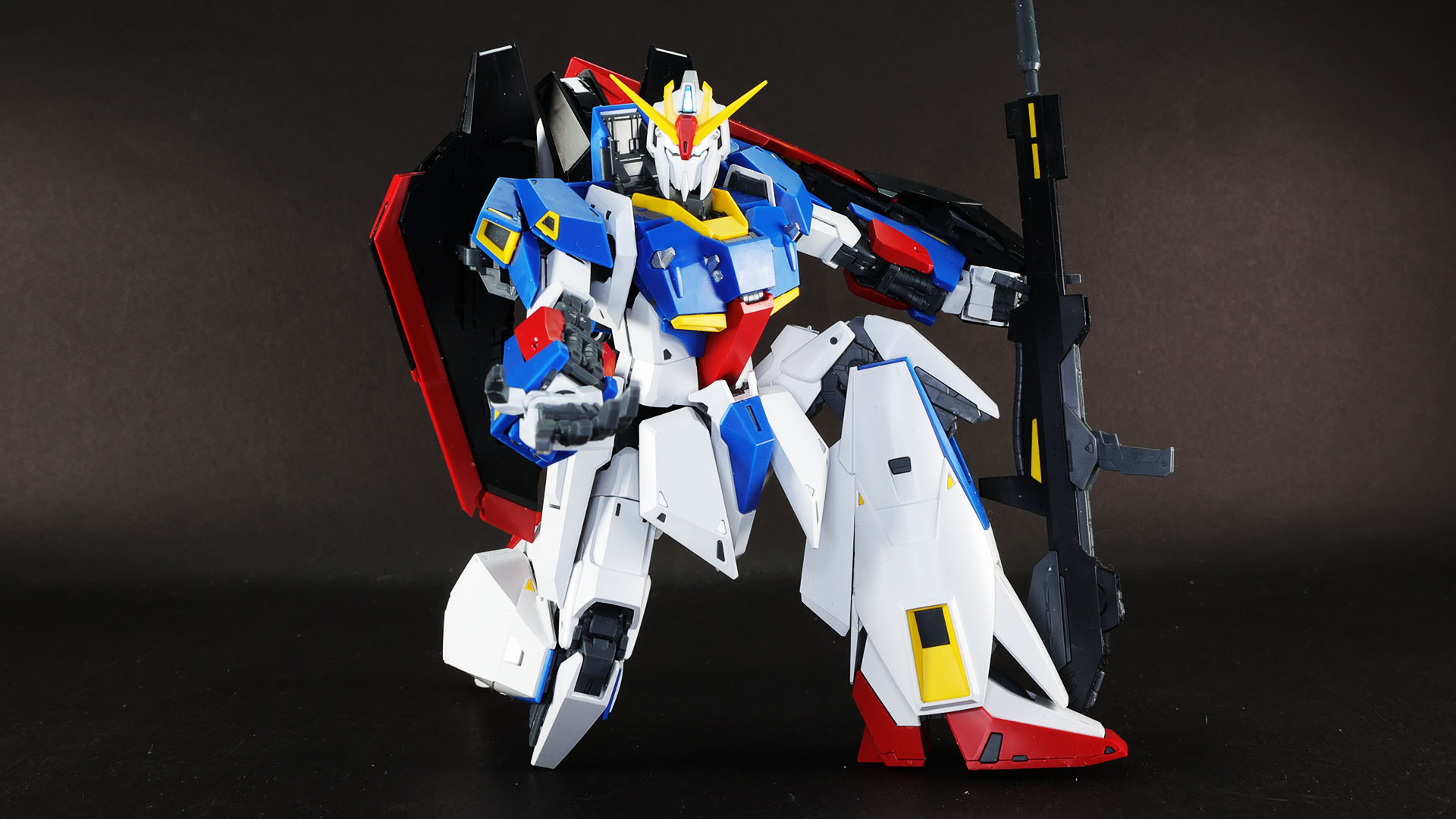 可変モデルであるゼータガンダムが立膝をつける！