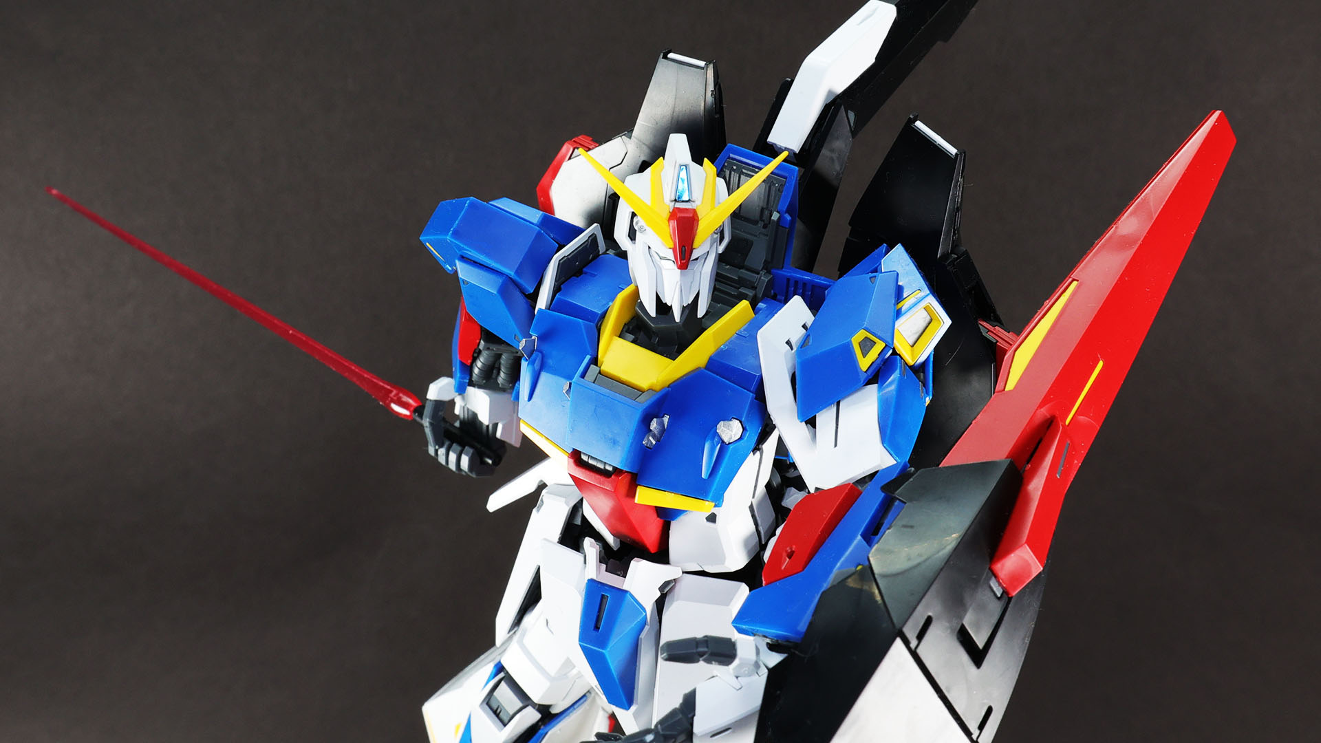 腰のビーム・サーベル・ラックからビーム・サーベルを抜き出し……