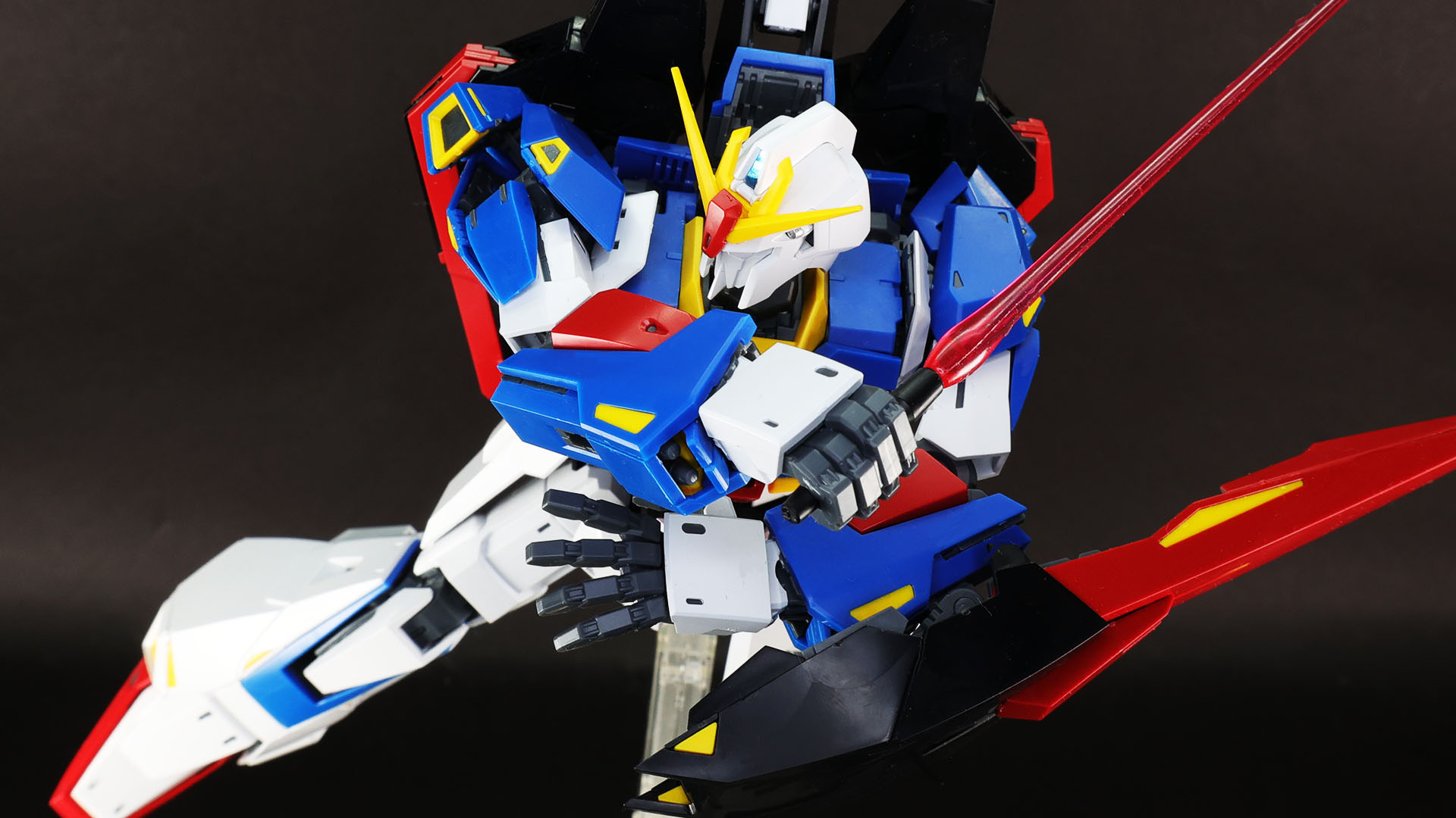 大きく機体中央に腕を寄せることもできる