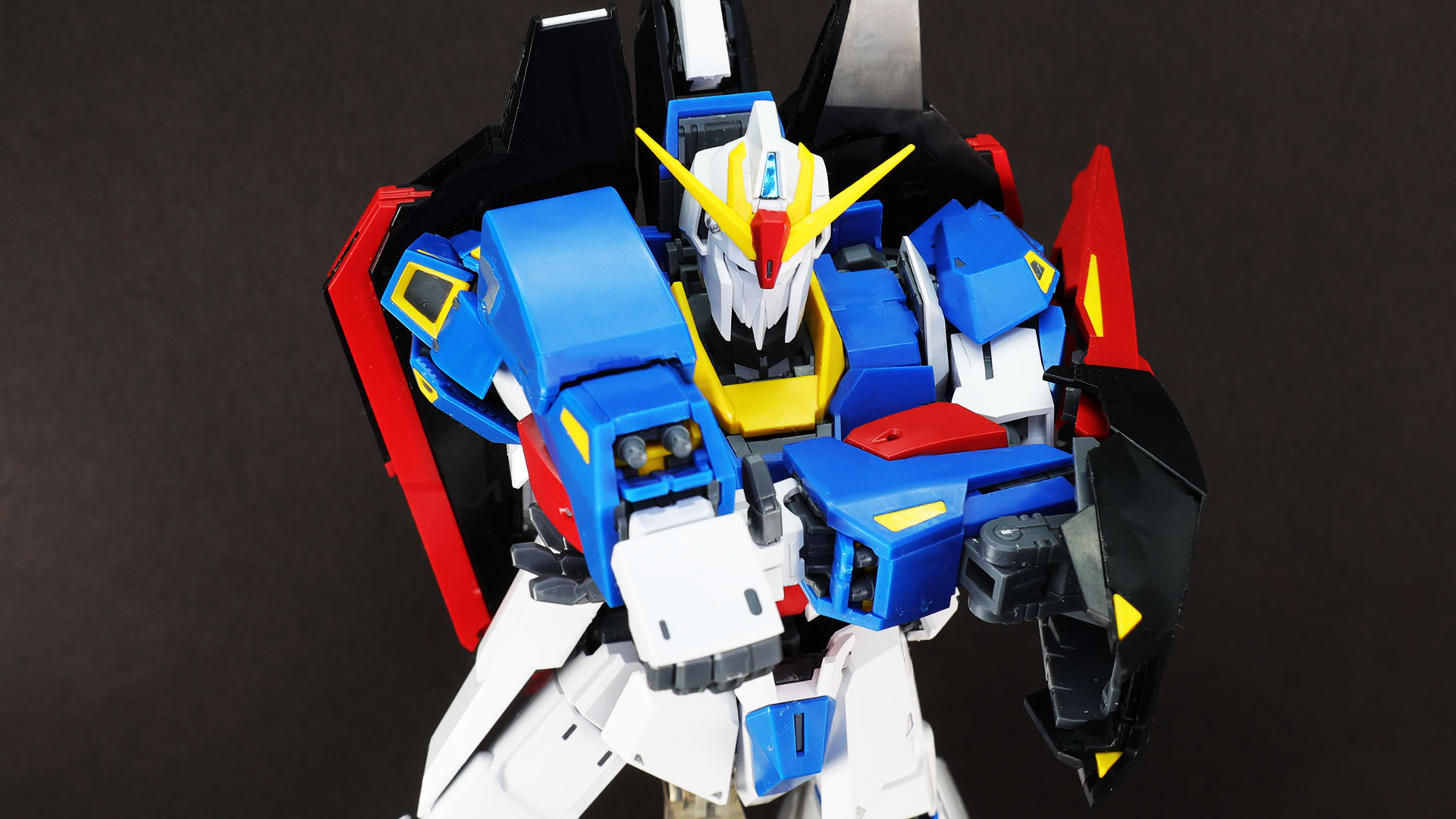 グレネード・ランチャーの増加弾倉を装着、射出姿勢で前腕部のカバーが開く