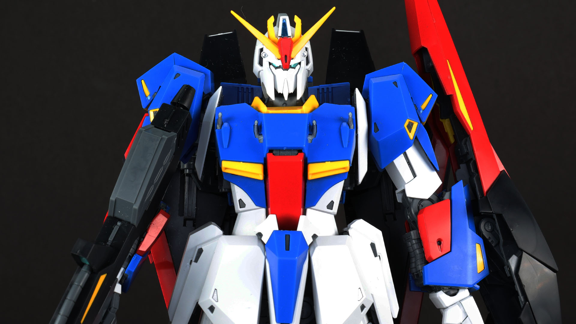 アニメ設定どおり、頭部は下側が膨れているイメージに