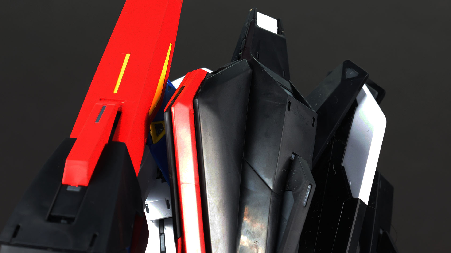 シールドの黄色いディテールも別パーツで再現