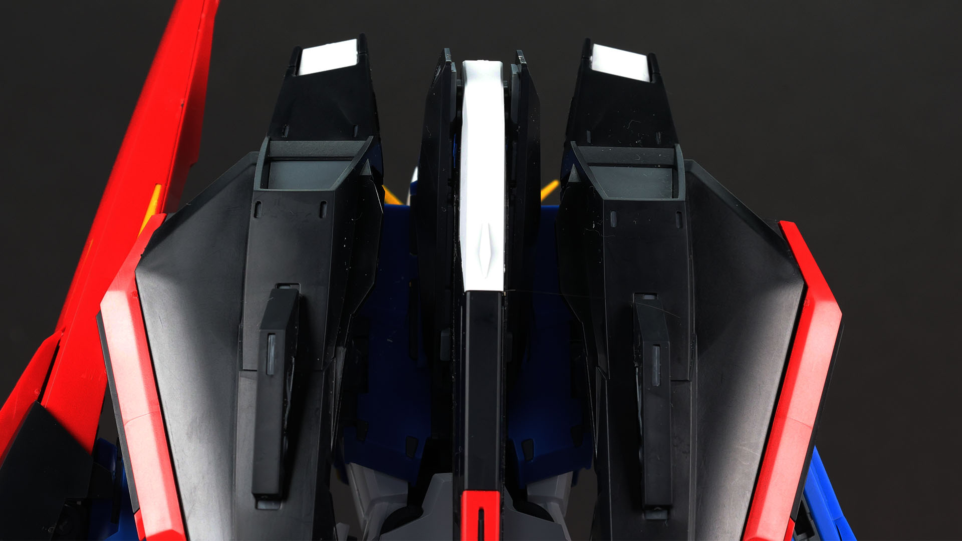 肩部バーニアも黄色い枠のパーツで設定どおりに