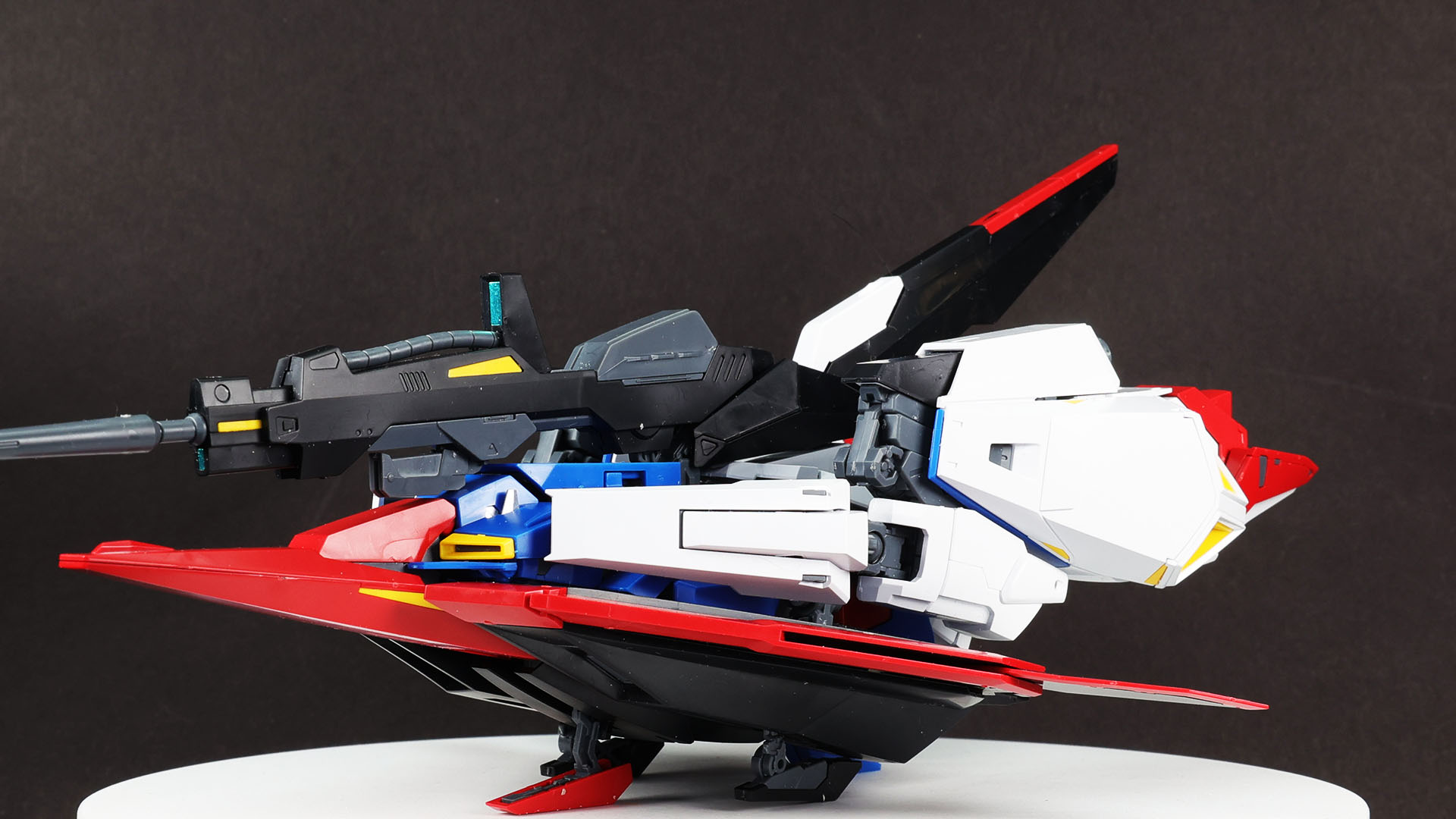 着陸姿勢は前が上がって後ろが下がる状態となります