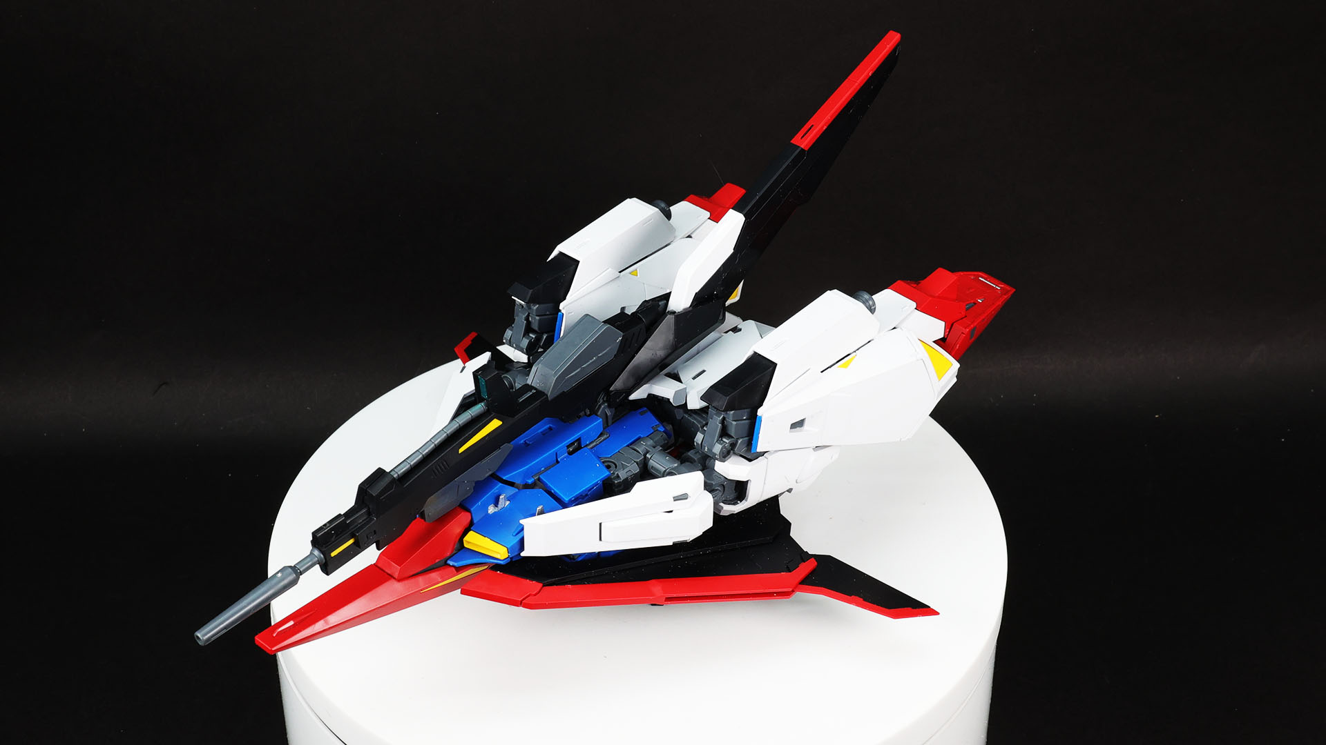 機体上面のビーム・ライフルは2点で接続されます