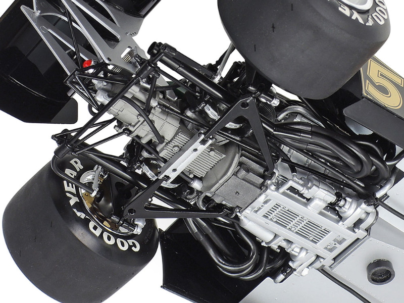 複雑なアーム構成で剛性を確保したリヤセクション