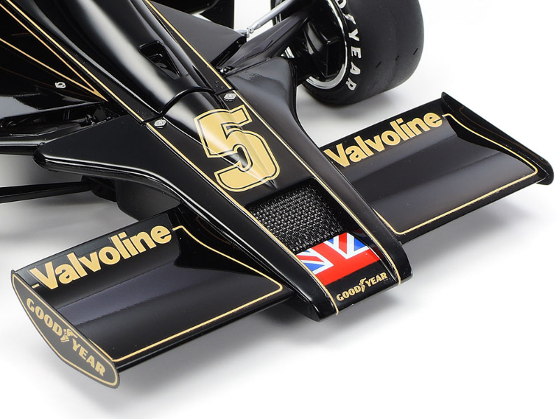 フロントウィングは航空機と上下逆の羽根となっており、ダウンフォースを獲得できる