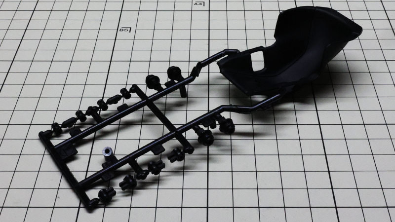 ドライバーシートはポリ素材でやわらかいものとなっています。一体成型なのがうれしいポイント