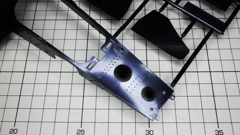 塗装せずにこのまま組んでデカール貼ってもよさそうですが、ウェルドライン（成型時に樹脂が合流するところ）も見えるので基本は塗装したほうがよさそうです