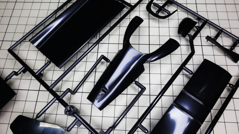 塗装せずにこのまま組んでデカール貼ってもよさそうですが、ウェルドライン（成型時に樹脂が合流するところ）も見えるので基本は塗装したほうがよさそうです