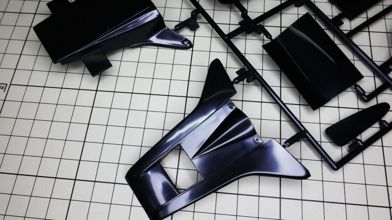 塗装せずにこのまま組んでデカール貼ってもよさそうですが、ウェルドライン（成型時に樹脂が合流するところ）も見えるので基本は塗装したほうがよさそうです