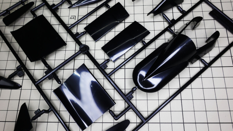 塗装せずにこのまま組んでデカール貼ってもよさそうですが、ウェルドライン（成型時に樹脂が合流するところ）も見えるので基本は塗装したほうがよさそうです