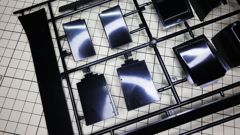 塗装せずにこのまま組んでデカール貼ってもよさそうですが、ウェルドライン（成型時に樹脂が合流するところ）も見えるので基本は塗装したほうがよさそうです