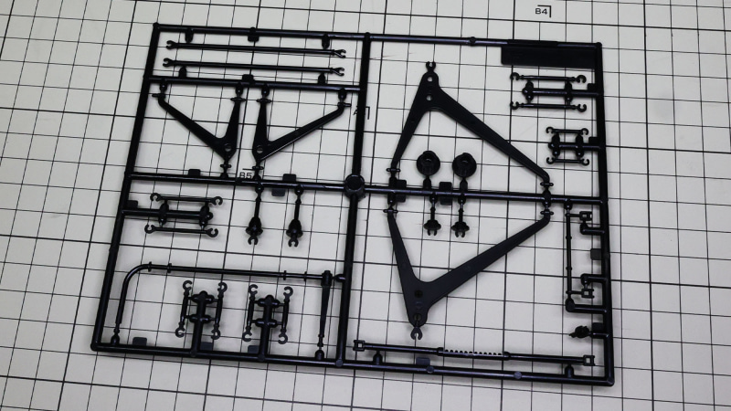 サスペンションアームなども実車の形状を忠実に再現している。複雑な形や、立体的なパーツを分割せずに成型しているところも見所です