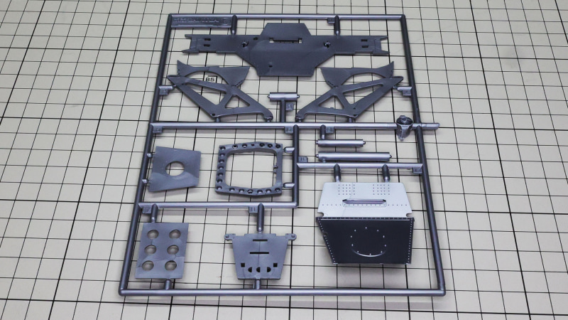 シャシー関係のパーツ、上方左右にある巨大なパーツはリヤウイングステーです