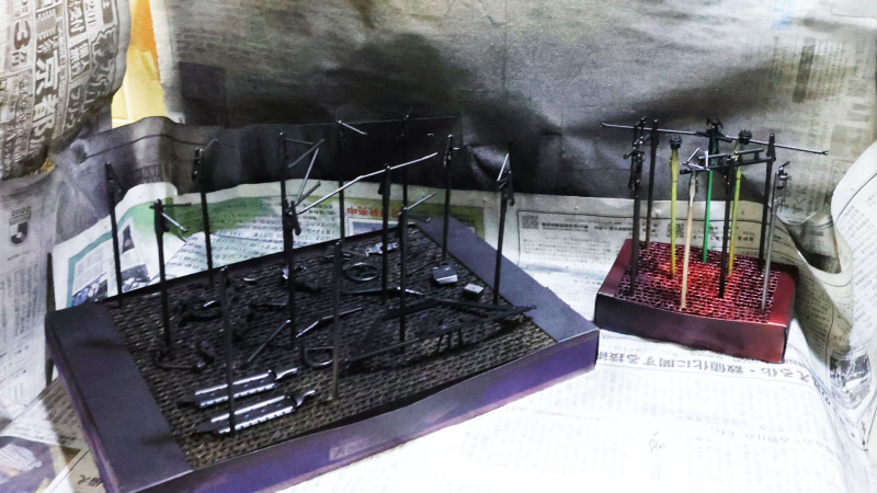 塗装に入れるものは矢継ぎ早に塗っていきましょう！今回は缶スプレーと筆塗りメインです