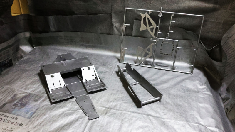 1色で塗れるパーツを見極めて組んでおき、ざざっと塗装していきます