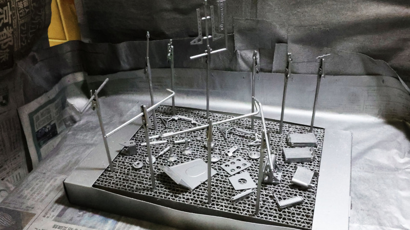 1色で塗れるパーツを見極めて組んでおき、ざざっと塗装していきます