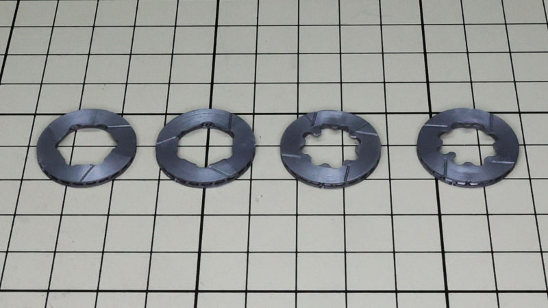 各ブレーキディスクは左右貼り合わせでディスク側面の冷却用ダクト穴も再現されます