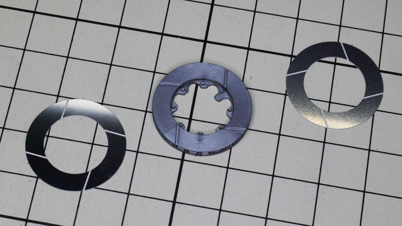 さらに各ディスクにエッチングパーツを貼りこんでいきます