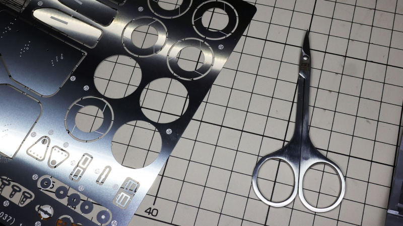 エッチングバサミで切り出して、エッチングやすりで跡を削ります